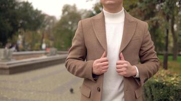 portret van een knap modieus Mens in bruin jas. nieuw verzameling van modieus kleren video
