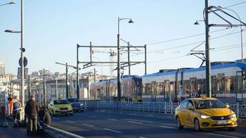 dinde Istanbul 1 juin 2023. t1 tram à sur le pont à eminonu video