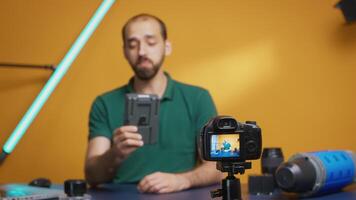 vlogger gravação Reveja do profissional acumuladores para cinegrafistas engrenagem. moderno bloqueio v tipo tecnologia, social meios de comunicação Estrela influenciador conectados distribuição video