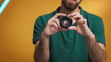 visuel artiste tournant lentille Manuel concentrer tandis que enregistrement une la revue pour vlog. caméra lentille La technologie numérique enregistrement social médias influenceur contenu créateur, professionnel studio pour podcast, vlogging et bloguer video