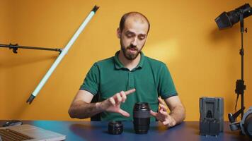 fotógrafo mostrando lente para Câmera enquanto gravação testemunho para conectados Internet público. Câmera lente tecnologia digital gravação social meios de comunicação influenciador conteúdo O Criador, profissional estúdio para podcast, vlogging e blogging video