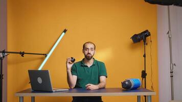 photographe enregistrement technologie lentille la revue pour vlog les abonnés dans studio. caméra lentille La technologie numérique enregistrement social médias influenceur contenu créateur, professionnel studio pour podcast, vlogging et bloguer video