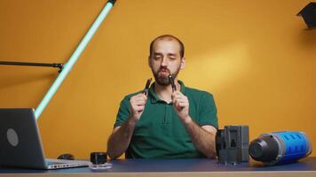 enregistrement la revue de câble avec USB type c dans studio pour vlog. professionnel studio vidéo et photo équipement La technologie pour travail, photo studio social médias étoile et influenceur video