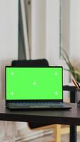 verticaal video kantoor met groen scherm laptop en Scherm in achtergrond met gepland klanten lijst. mockup notitieboekje in werkruimte en klanten financieel consultaties lijst in de terug Aan toezicht houden op