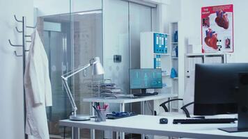 Computer mit futuristisch mri x Strahl Körper Scan im modern leeren Privat Klinik mit Glas Wände, Flur mit Aufzug. Behandlung Ausrüstung und Fachmann Werkzeug. Beratung Zimmer, Gesundheitswesen System Technologie Medizin video