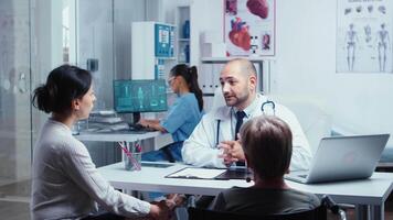 personnes âgées retraité handicapé femme à médecins rendez-vous avec sa fille. désactivé invalidité handicapé vieux la personne traitement dans moderne privé hôpital ou clinique. médicament et santé se soucier système video