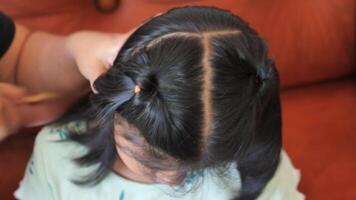 mãe faz dela da filha cabelo e tranças. video