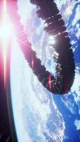 OVNI astronave flotando en el cielo elementos amueblado por nasa, vertical video