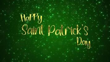 Santo patrick's día celebracion saludo introducción título abrelatas animación con brillante dorado metálico texto y brillante estrellas y brillante reluciente partículas en un verde degradado antecedentes. video