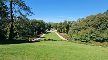 Park im das Center von Madrid im Spanien, expansiv Aussicht von ein formal Garten mit gepflegt Gesetze und ein zentral Brunnen Weg. video