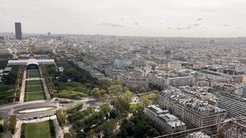 expansivo aéreo ver de París desde eiffel torre, ancho ver terminado París exhibiendo el de la ciudad denso arquitectura y calles desde el eiffel de la torre ventaja punto, Francia. video