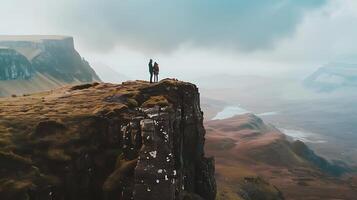 ai generado escénico acantilado pasar por alto joven Pareja abrazando vasto montaña fondo en amplio 24mm Disparo foto