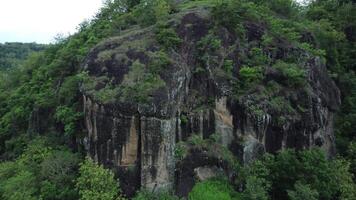 aéreo Visão do verde tropical falésias. vôo sobre montanha declives com exuberante vegetação. natureza panorama com zangão cinematográfico movimento. video