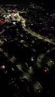 un aéreo vertical y retrato estilo noche imágenes de iluminado central Hatfield ciudad de Hertfordshire Inglaterra, unido Reino. marzo 9, 2024 video