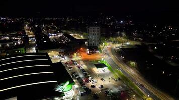 alto ángulo noche imágenes de iluminado central Hatfield ciudad de Hertfordshire Inglaterra, unido Reino, marzo 9, 2024 video