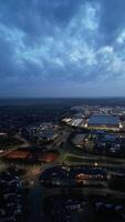 un aérien verticale et portrait style nuit métrage de illuminé central champ de chapeau ville de Hertfordshire Angleterre, uni Royaume. Mars 9ème, 2024 video