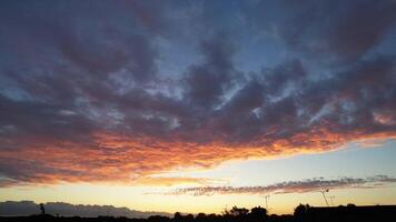 Zeit Ablauf Aufnahmen von schnell ziehen um Wolken Über England während Sonnenuntergang video