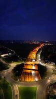 un aéreo vertical y retrato estilo noche imágenes de iluminado central Hatfield ciudad de Hertfordshire Inglaterra, unido Reino. marzo 9, 2024 video