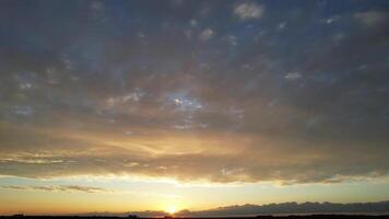 maggior parte bellissimo cielo e nuvole al di sopra di Inghilterra video