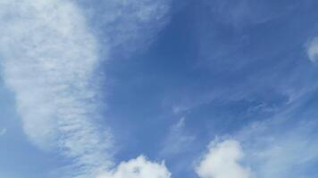 a maioria lindo Alto ângulo Visão do azul céu com nuvens sobre Inglaterra Unidos reino video