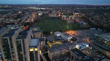 alto ángulo ver de iluminado centro watford ciudad de Inglaterra genial Bretaña a noche. marzo tercero, 2024 video