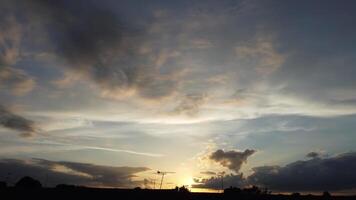 más hermosa alto ángulo ver de azul cielo con nubes terminado Inglaterra unido Reino video