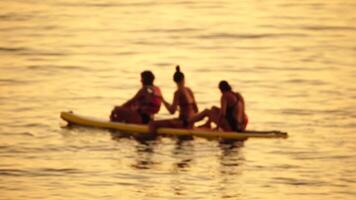 défocalisé mer océan plage de Hôtel ou recours avec salon lit sur chaud été journée. abstrait bokeh Contexte de flou repos et nager gens sur plage à bleu mer. vacances, vacances et des loisirs. video