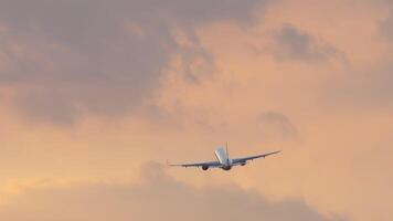 beeldmateriaal van een Jet passagiersvliegtuig silhouet klimmen, achterzijde visie. vliegtuig in de lucht Bij zonsondergang video