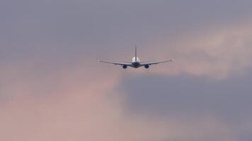 Jet passeggeri aereo volare lontano, posteriore Visualizza. sfondo cielo e aereo. aereo prende spento, arrampicata video