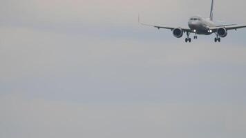 jet passagerare plan nedåtgående, närmar sig till landa. flygplan i de himmel. trafikflygplan flygande video