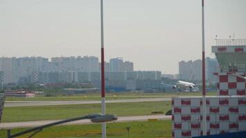 Santo petersburgo, Rusia - julio 26, 2022. aeroflot pasajero avión con equipo aéreo librea aterrizaje, conmovedor el pista y frenado a pulkovo aeropuerto. smartavi avión esperando en línea para quitarse video