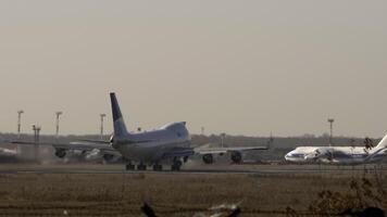 novosibirsk, ruso federación - octubre 20, 2021. carga chorro boeing 747 de asl aerolíneas tomar apagado a tolmachevo aeropuerto. avión salida a iluminar desde el fondo video