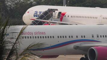 phuket, Thailand - februari 27, 2023. boeing 767, up-b6703 van zondag luchtvaartmaatschappijen taxiën Aan de landingsbaan Bij phuket luchthaven. vliegtuig Aan de vliegveld. azur lucht in de achtergrond. reizen concept video