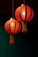 ai generado chino linternas colgando al aire libre iluminar el noche con vibrante colores generado por ai foto