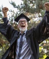 ai generado un mayor hombre celebra su graduación, abrazando el logro de para toda la vida aprendizaje y personal crecimiento foto