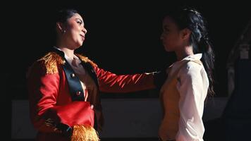 två kvinnor i en dramatisk skede scen med teater- kostymer. video