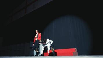 Due ballerini su palcoscenico con drammatico illuminazione. video