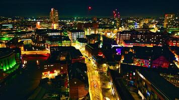 panorámico noche ver de un bullicioso paisaje urbano con iluminado calles y rascacielos en leeds, Reino Unido. foto