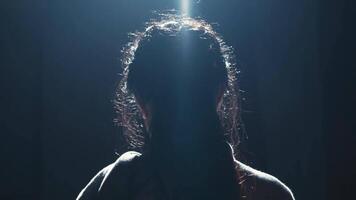 silhouette de une la personne avec spectaculaire retour éclairage, création une mystérieux et de mauvaise humeur atmosphère. video