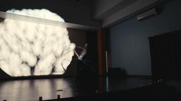 abstract wolk projectie Aan een donker kamer muur, creëren een dromerig atmosfeer voor creatief achtergronden. video