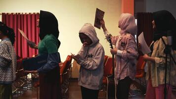 diverse groupe de femmes participant dans une atelier ou séminaire, activement engageant et élevage mains à demander des questions. video