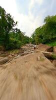 dynamisch fpv dar vlucht over- rotsachtig rivier- in de Chiang mai bergen Thailand video