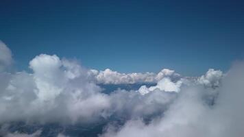 aéreo voar através nuvens sobre montanha panorama. a Alpes abaixo debaixo a nuvens video