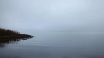 ruhig nebelig Abend auf das See, Herbst Landschaft, Schleife video