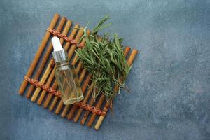 Aceites esenciales de eucalipto en una botella de vidrio con hoja verde sobre fondo blanco. foto