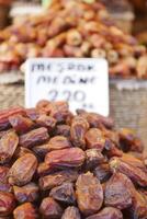 Exhibición de muchas frutas de fecha para la venta en el mercado local. foto