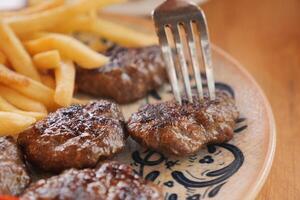 tradicional turco cocina albóndiga Akhisar kofte foto