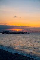 antecedentes de un paisaje con un muelle y un puesta de sol. verano concepto. foto