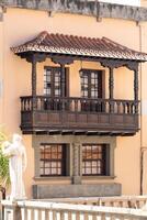 hermosa antiguo de madera balcón en el isla de tenerife en el canario islas.españa foto