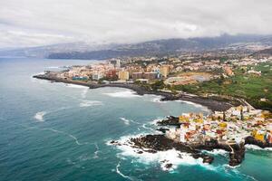 parte superior ver de el pueblo de punta brava cerca el pueblo de puerto Delaware la cruz en el isla de tenerife, canario islas, atlántico océano, España foto